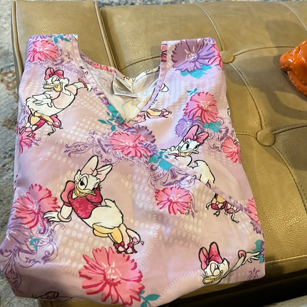 Disney’s extra small daisy duck fitted scrub top with exterior pockets
